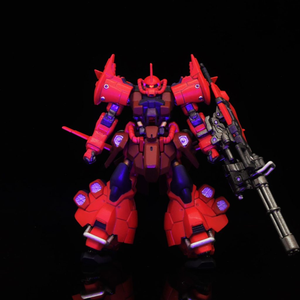 モノアイはピンバイスで少し彫って、シルバーの上に蛍光ピンクを重ねました仕上げにレジンを盛ってます何かしらを発動しているような写真になりました☆