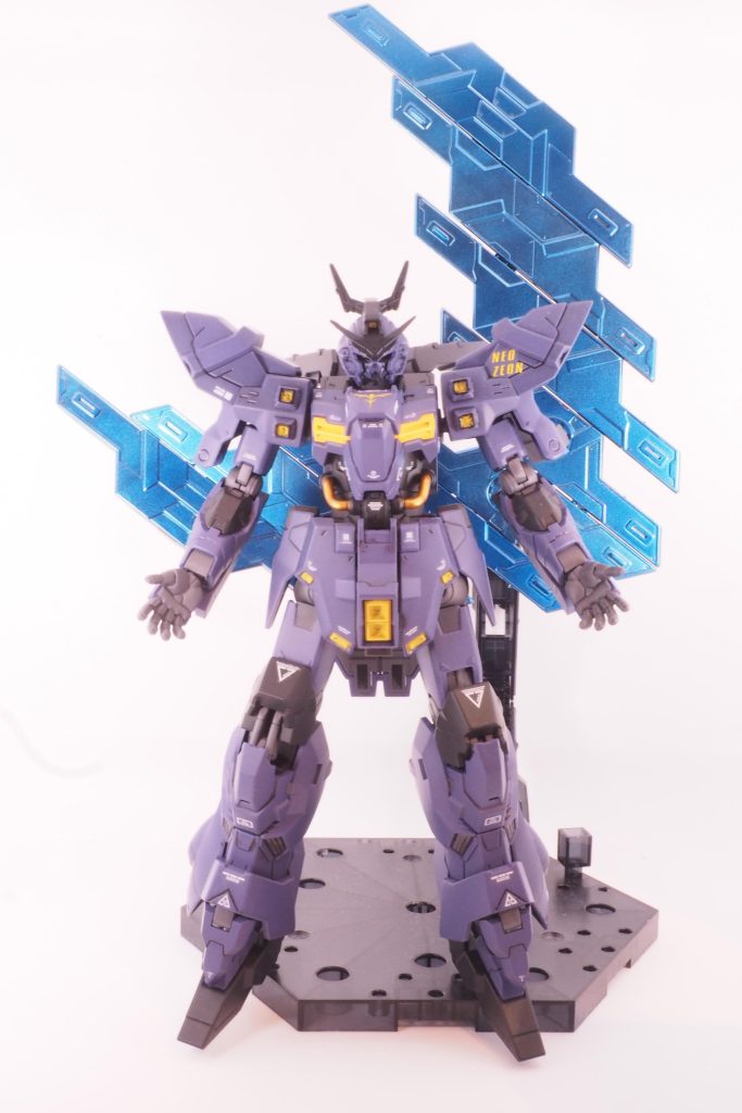 ガンダム側にジオン系のゴツい感じがかっこいいですね。色的にも敵側のガンダムのような気がします。