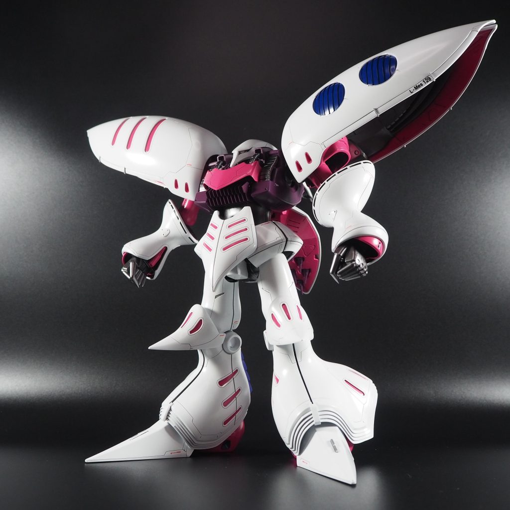 フロントキュベレイの作例ではあまり見ないスジボリメインのディテール工作を追加足首周りは積層プラ板で形状を変更股関節はキットのままだと可動範囲が狭かったので別のものに関節まるごと移植し、つま先がハの字に広げられるように変更