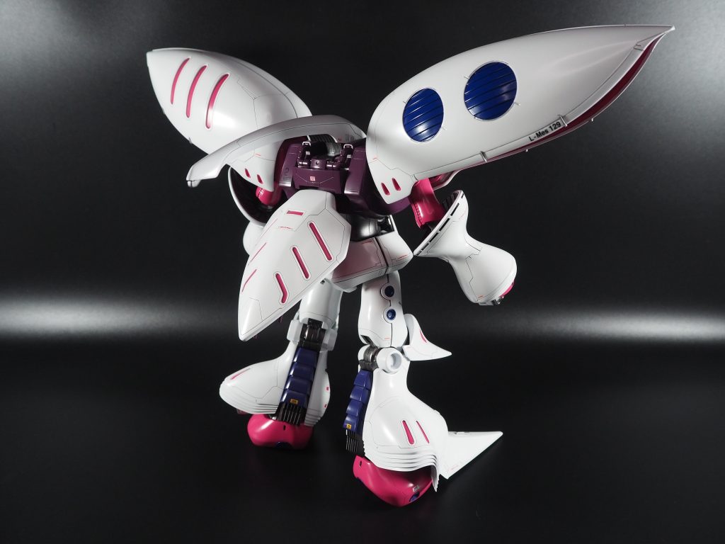 リア積層プラ板を使った関係で足首をバランス調整で延長し、背面にはヒートシンクを新規に配置胴体の軸周りがキットのままだと強度不足で脆く感じたので、真鍮線で補強ついでに、腹部をプラ板で延長