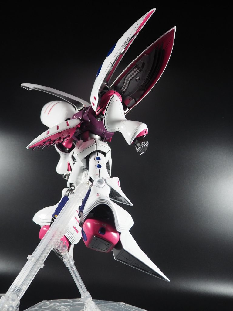 バインダー裏構造はキットの物をそのまま使用しているが、三連スラスターの部分んを丸ごと削り落して、新規にフィン状のスラスターを配置裏面に段落ちでディテール加工を施している為、色分けもくっきりした物に