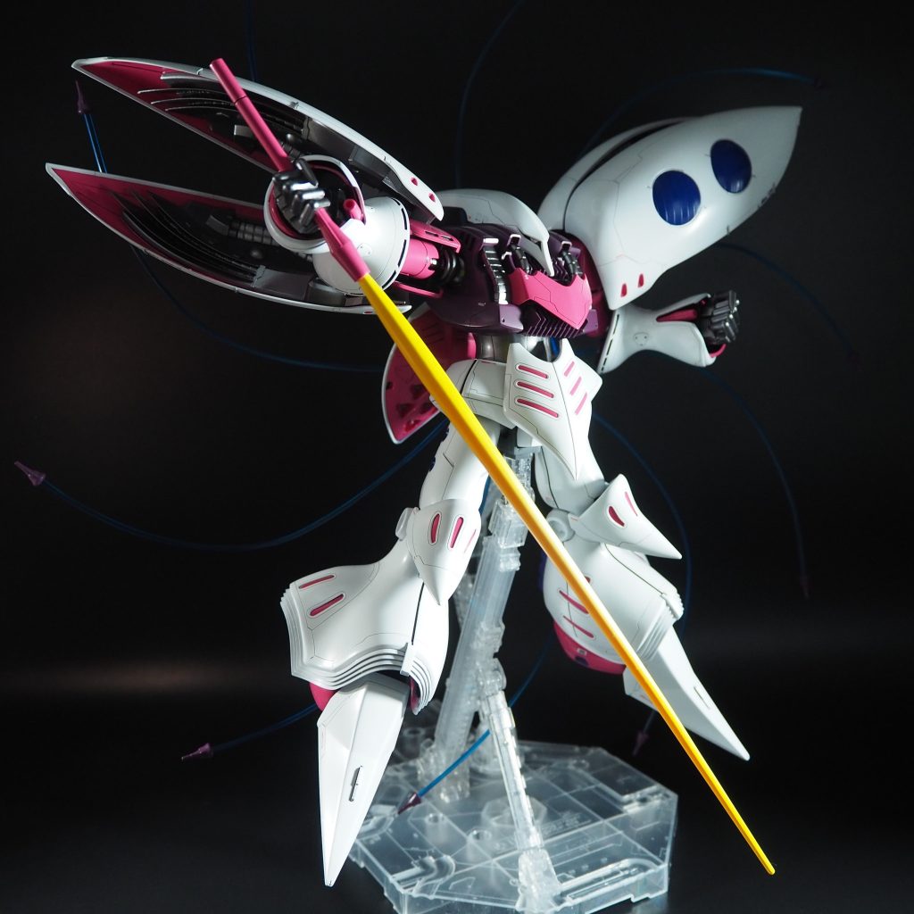 全身のディテールはキュベレイのイメージを損なわない程度に加減しながら施し、ほぼ曲面のパーツで構成される関係上、通常のスジボリ用のガイドテープは使用できないので曲線用のマスキングテープを使用