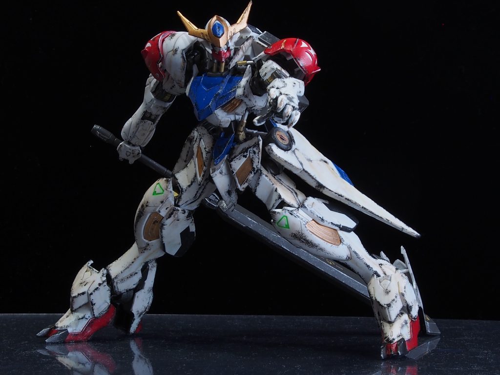 妖怪「首おいてけ」のポーズ得物といい、手段を選ばない戦い方といいなんとなく某漫画の某主人公っぽいと思いポージングしたらぴったりでした。左手はコトブキ屋のハンドパーツにパテを盛って爪を作りました。この「力の入った平手」みたいな形状はバルバトスの悪魔っぽさにしっくりきます。