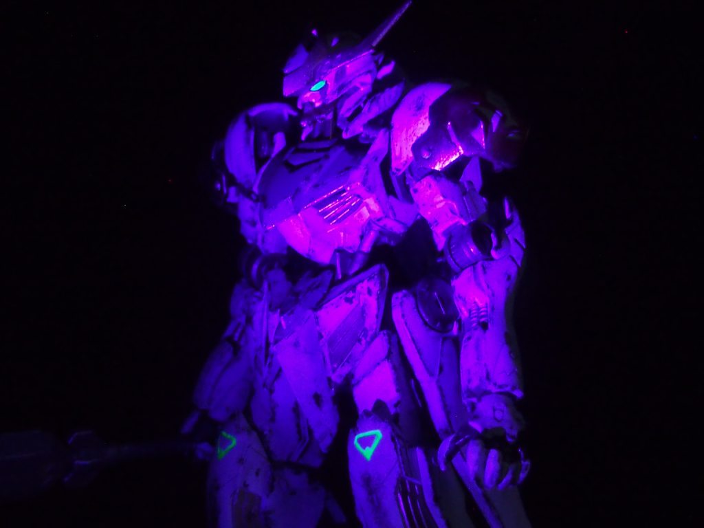 闇夜に浮かぶ怪しい影