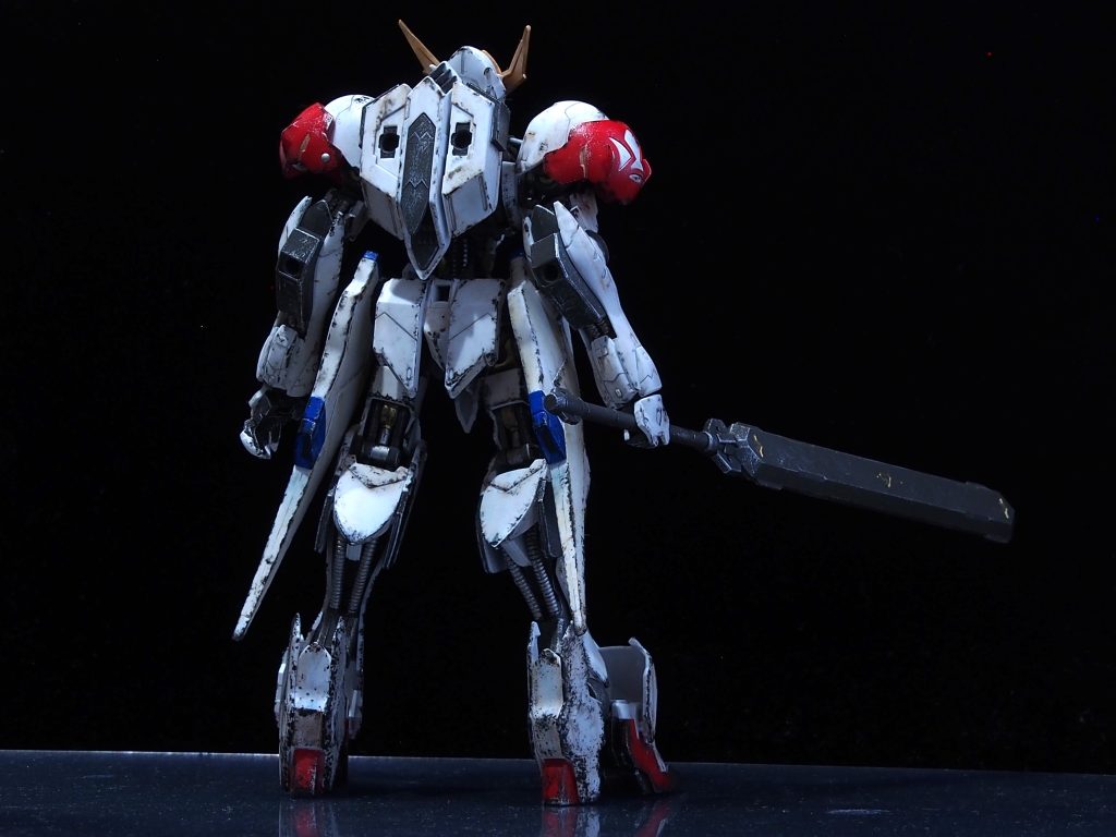 なんとなく哀愁も漂いつつも頼れる背中