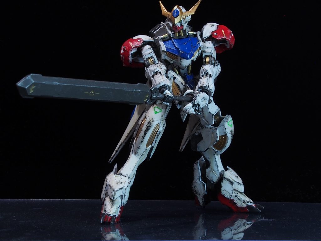 ビームサーベルじゃなくて実体剣(?)だと勇者パースっぽいのもキマりますね