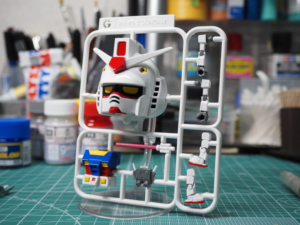 グッスマのシンプルスタンドminiで飾れるように背面に3mm穴とプラ棒を挿し込んで固定してます