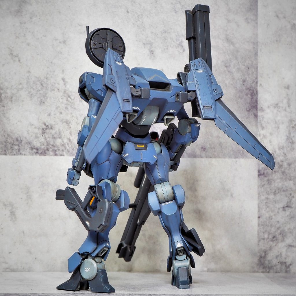 右太もものマガジンを右足首へ移設してあります。大型ビームライフルを構える時に干渉するので。アキレス腱あたりのデカールがシルバリングしちゃってますね…あとで直そう