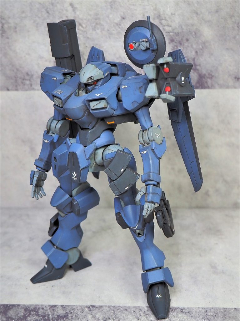 左肩にミサイルランチャーを装備した状態。この画像では手首を平手にしてます。手首は30MMから貰いました