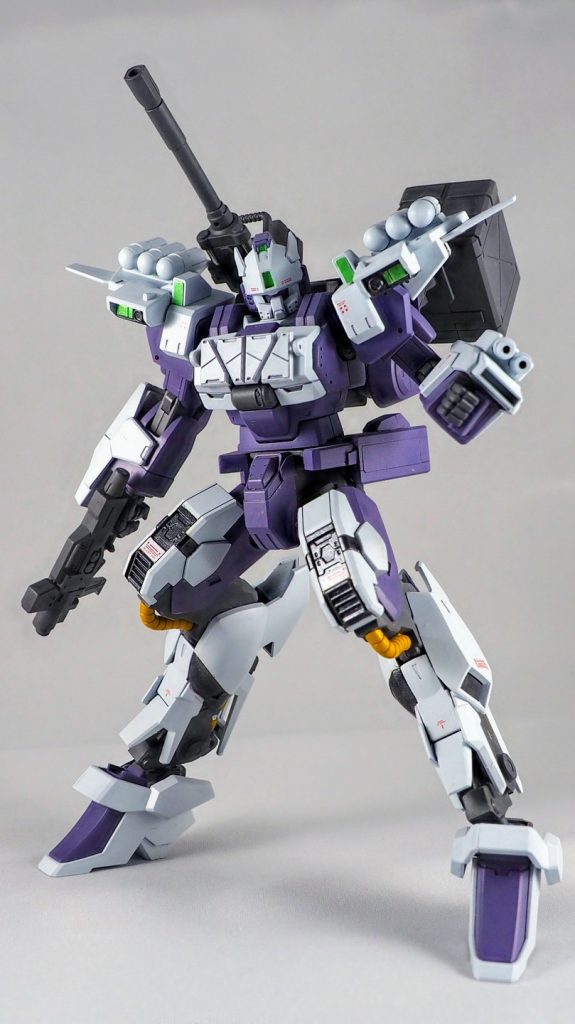カラーリングは濃紫の素体にライトグレーの増加装備や装甲を纏ってるイメージで。紫部はガイアカラーのストームダークパープル、ライトグレーはNAZCAカラーのスチールホワイトを使用しています。