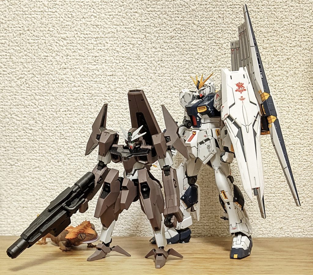 νガンダムあたりの長身機体と並べるとほんとにちんまり。