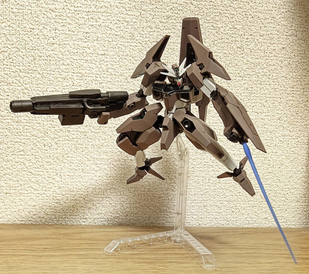 ダリルバルデの台座を使って。足首が地味に動かないので立たせてのポージングが難しい。