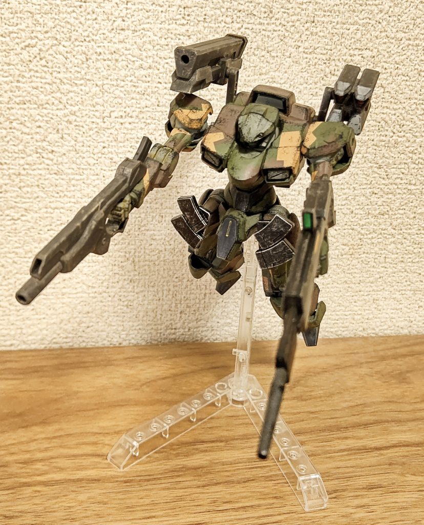 持たせてみました。ウェザリングの調子が違うからちょっとイマイチかも。