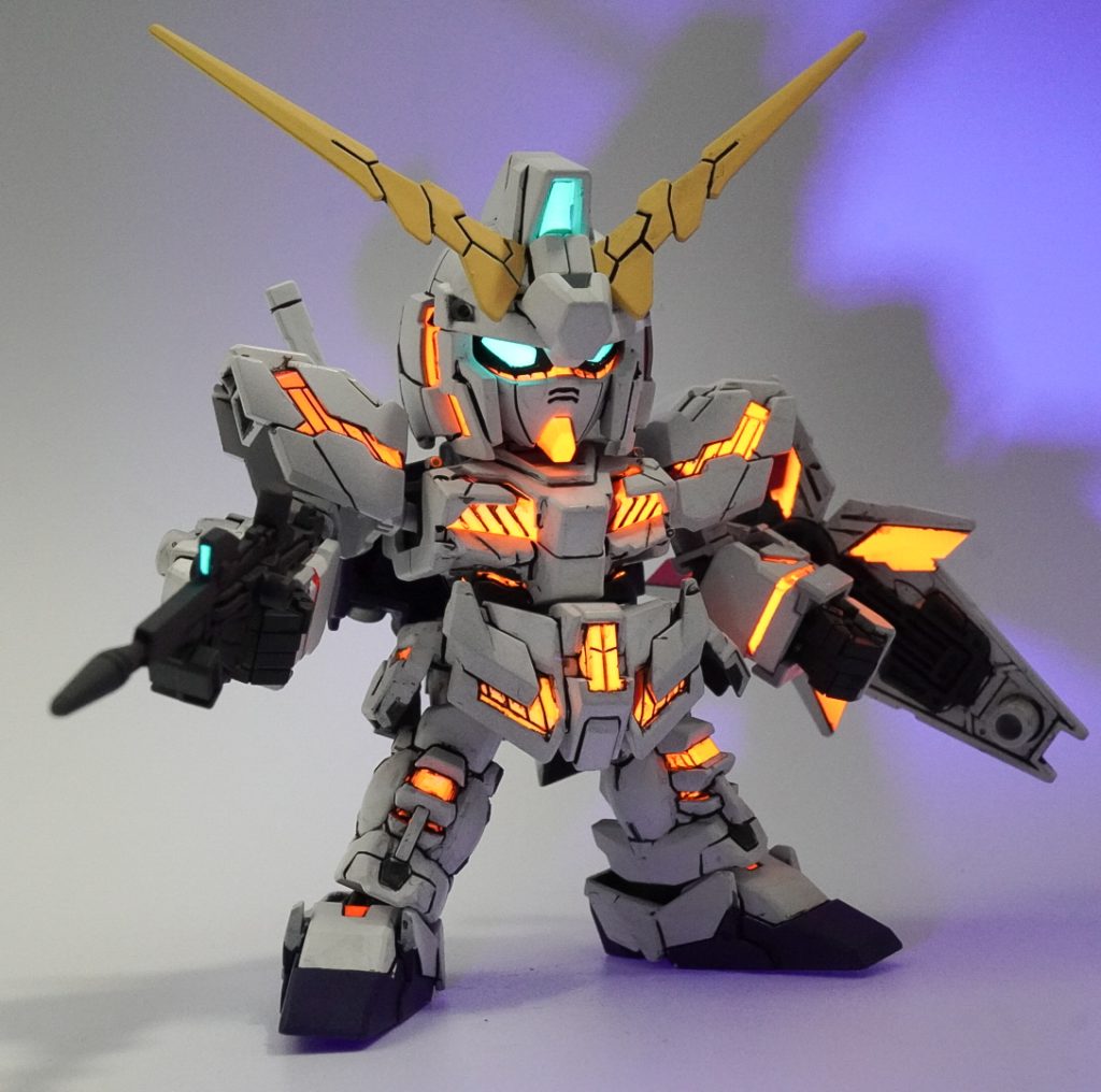 サイコフレーム部のみ、ラッカー塗装です。サイコフレームは光沢仕上げ。それ以外は、新商品の水性ホビーカラー、つや消しUVカットスムースクリアーです。光沢とつや消しでメリハリをつけました。