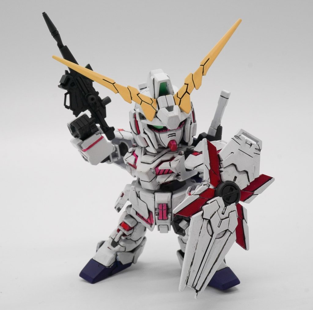 この、ポージングが一番お気に入り。シールドを構えつつ、相手を確認。