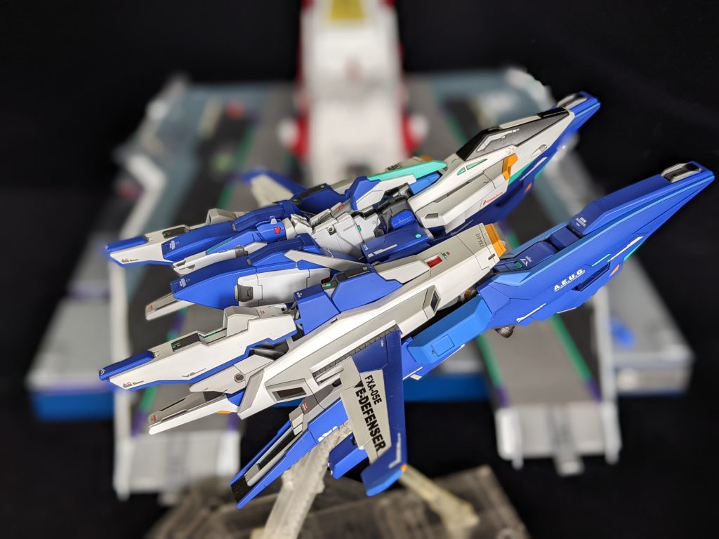横から。スーパーガンダムとして合体した際のシルエットも考慮して両サイド2基のポンツーンは大幅なボリュームアップ、先端のシャープ化、上下の延長とかなり工夫しております。