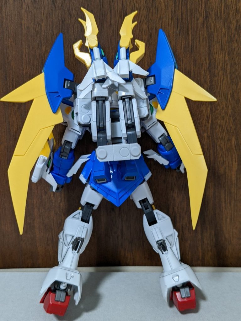 ジーエンアルトロンのバックパックをベースに本来あるシールドを外して余剰パーツの延長部を加工して両肩のドラゴンハングを此方に移しました。あと腰にジャンクパーツでバーニアを追加しました。