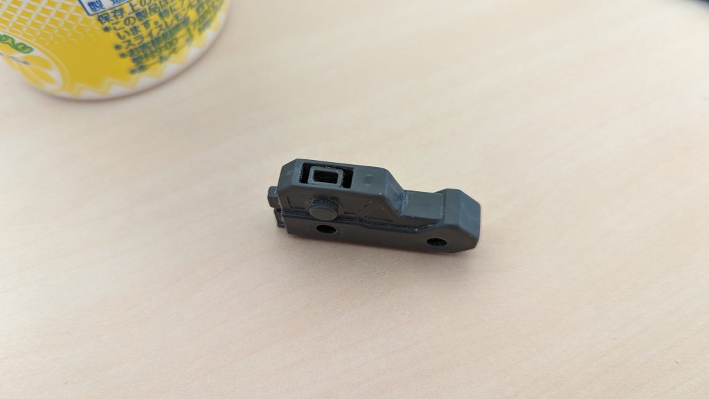 【ゲート処理：部品の二度切り】【合わせ目消し：「ムニュ」による方法】上記の技法から実際に手を動かして始めていきました。半年ぐらい経った今にして見返すと「まぁボチボチデキてるかな？」という感じですが、成型色仕上げの場合は「ゲート跡、というか成形の都合で出来る色濃い部分は絶対残るんだな」というのを学びつつ。