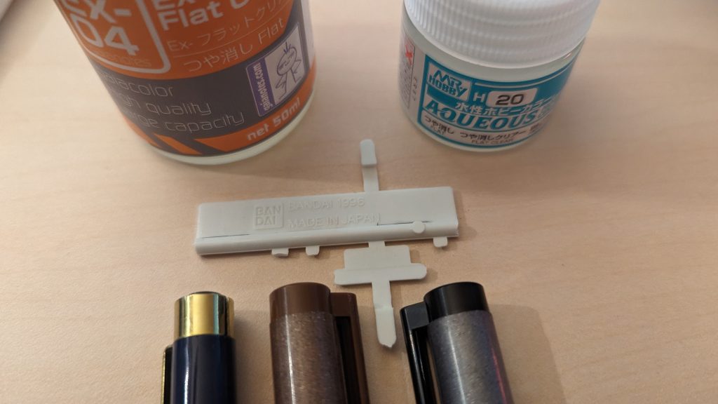 エアブラシも当然ながら？持っていないので成型色仕上げにならざるを得ないのですが「クリアコートぐらいは掛けるか…」とは思ったものの、【どうせなら墨入れのマネごともしたい！】とかいうアレで調べてたら【Pigma/Copic 等の水性ペンでも出来るよ】という話を読んだので実際に調べてみたり。道具がある程度揃った現状だとあまり使いませんが、手を抜いて墨入れしたい時には使う候補にあがったりもします。要は「手書きでペンで描き入れ」した後に乾燥（30分ぐらいあれば OK だと思う）させれば水性/油性のクリア塗料を被せても大丈夫です。