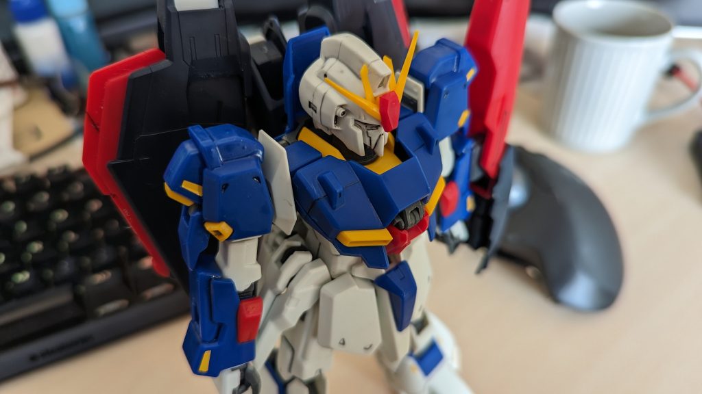 そもそもコイツ、20数年前に「MG Z ガンダムかっけー」と衝動買いしたはいいものの、部品数と合わせ目消しの多さに心が折れて積みプラしてたモノでした。そこから更に20年ぐらい後に再度箱を開けられて制作を開始する訳ですが。しかしてコレの制作当時、手持ちの道具はニッパーと金属製棒ヤスリぐらいしかなく、しかして真面目に作る気満々ではあるので動画で【できそうな事】を見ながら作業を始めました。