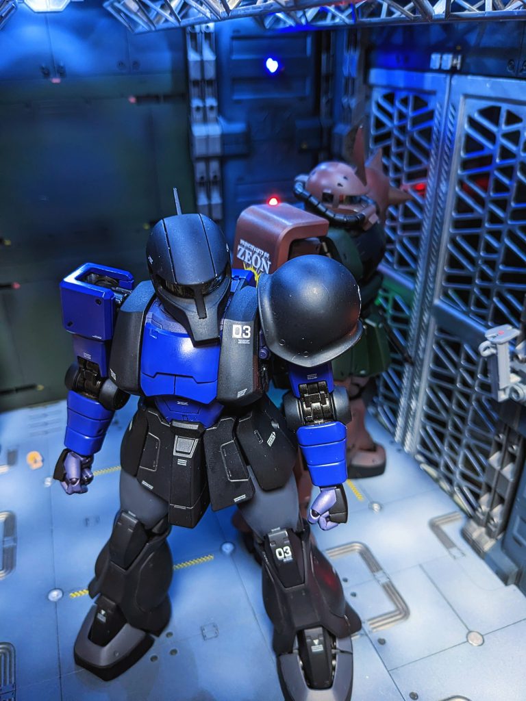 頭部胴部は1.0、腕部脚部は2.0から改造です。拳は造形のとても良いコトブキヤのアフターパーツです。