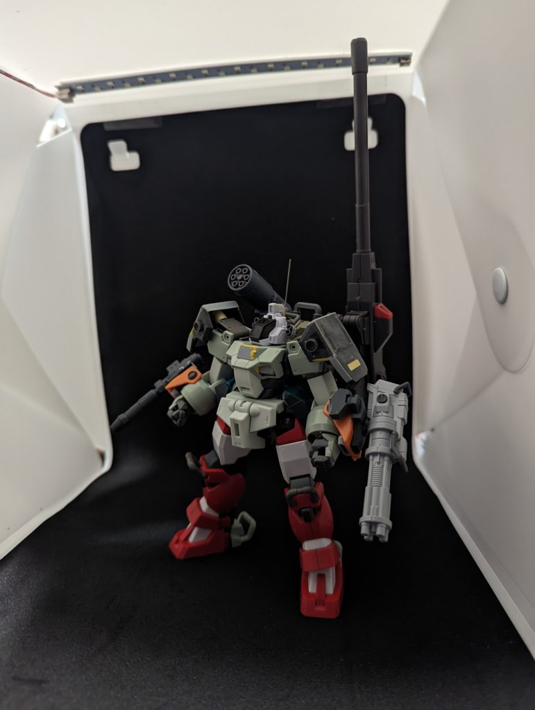 制作過程その3形状はほぼ完成、GBNガードフレームの頭が手に入ったため挿げ替え、両肩にホビージャパンについてた境界戦機の改造パーツを形状変更して使用、腕にジムⅢのミサイルランチャー使って作った武装マウントを搭載、一気にそれっぽくなった気がします。ドッペルホルンはそのままだと流石に長すぎだったので少し短くしてます。ガトリングは以前ガンプラキャンペーンで配ってたヤツに変えました。