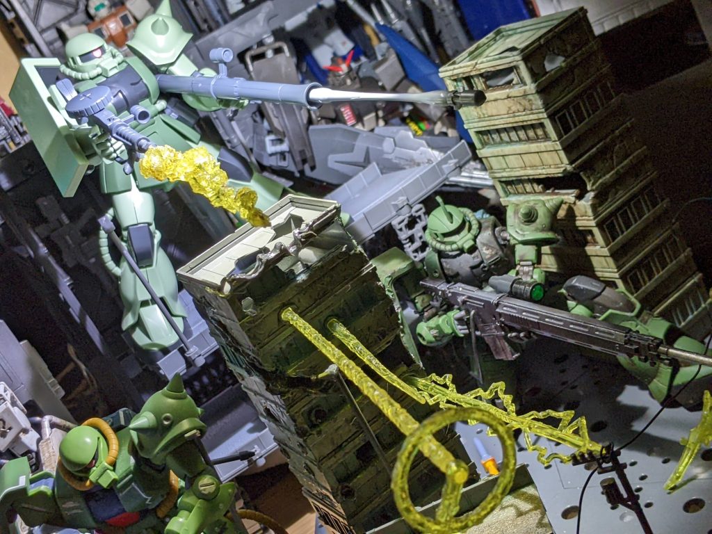 自作エフェクトなどを駆使した三機のザクです。気が向いたら残り二機も上げるかも？