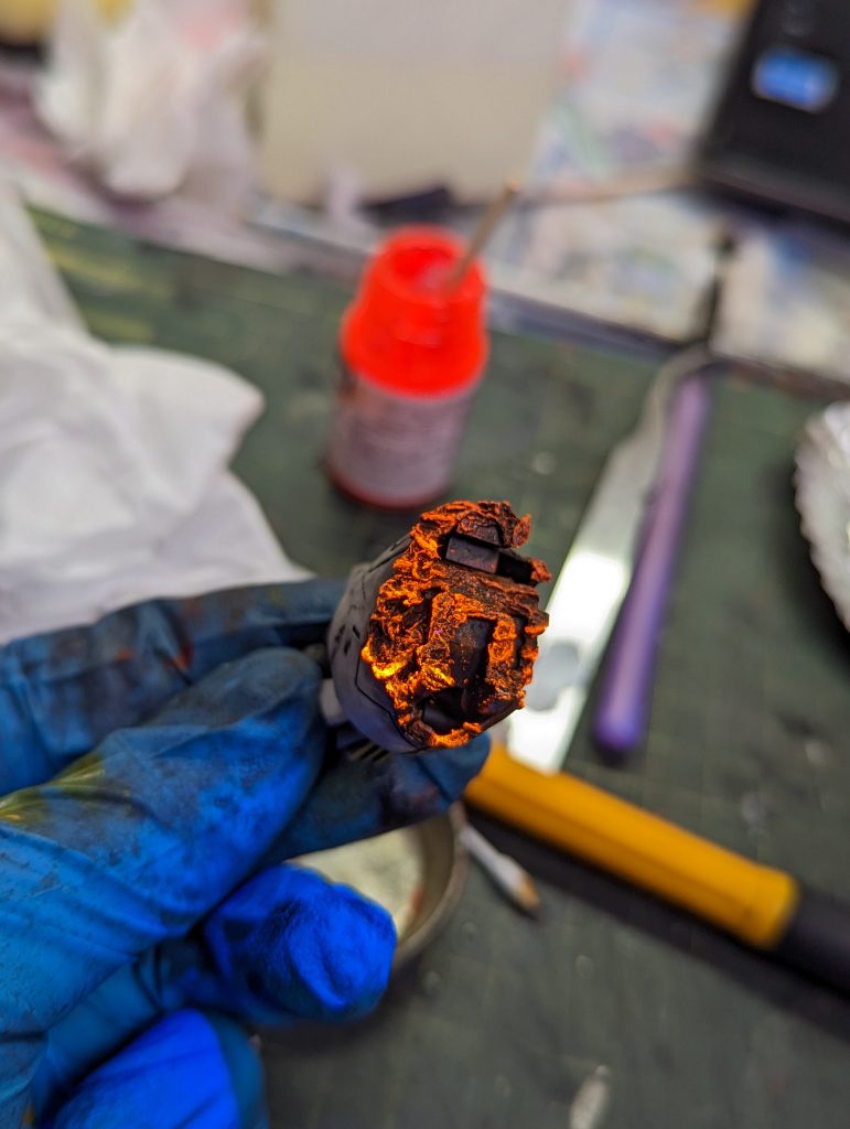 脚部は蛍光レッドをドライブラシで塗ったので、UVライトの当て方次第でドロドロの状態とジワジワ溶けている状態の2つを表現できます。載せきれなかった写真はTwitterに投稿していますので、よろしければそちらの方もご覧ください!!https://twitter.com/umasi_cafellate/status/1655547259101286400?t=ncIswC6FRJ_-bxoNAVwhYw&s=19