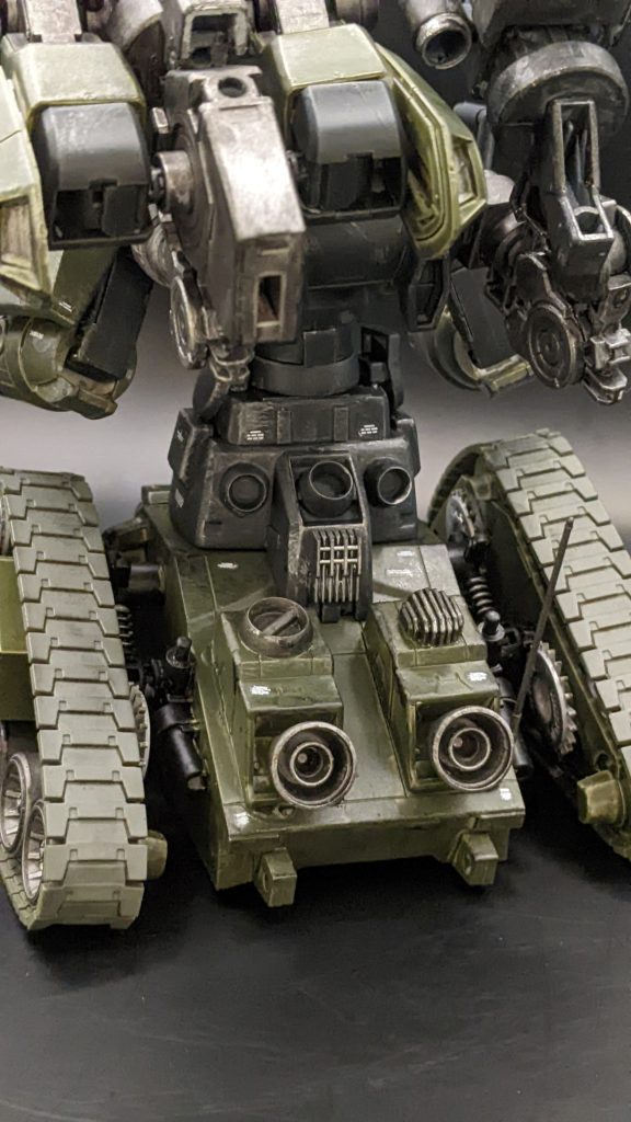 キャタピラ接続部には無駄にギアとサスペンション入れてます(￣▽￣;)