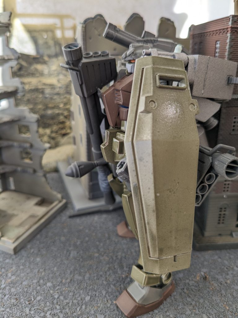 また、武装の大半は使い終えたらジョイントラック毎パージするためデッドウェイトにならないよう設計されているため、コンセプトとしてはジオン軍のケンプファーに近い。しかし、ケンプファーとの決定的な差はパイロットの帰還を前提にしている点で、コックピット周りは補修されている。という妄想設定でした！