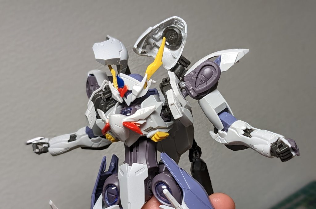 ボルテッカを再現するため、肩アーマーを展開できるよう改造しました。