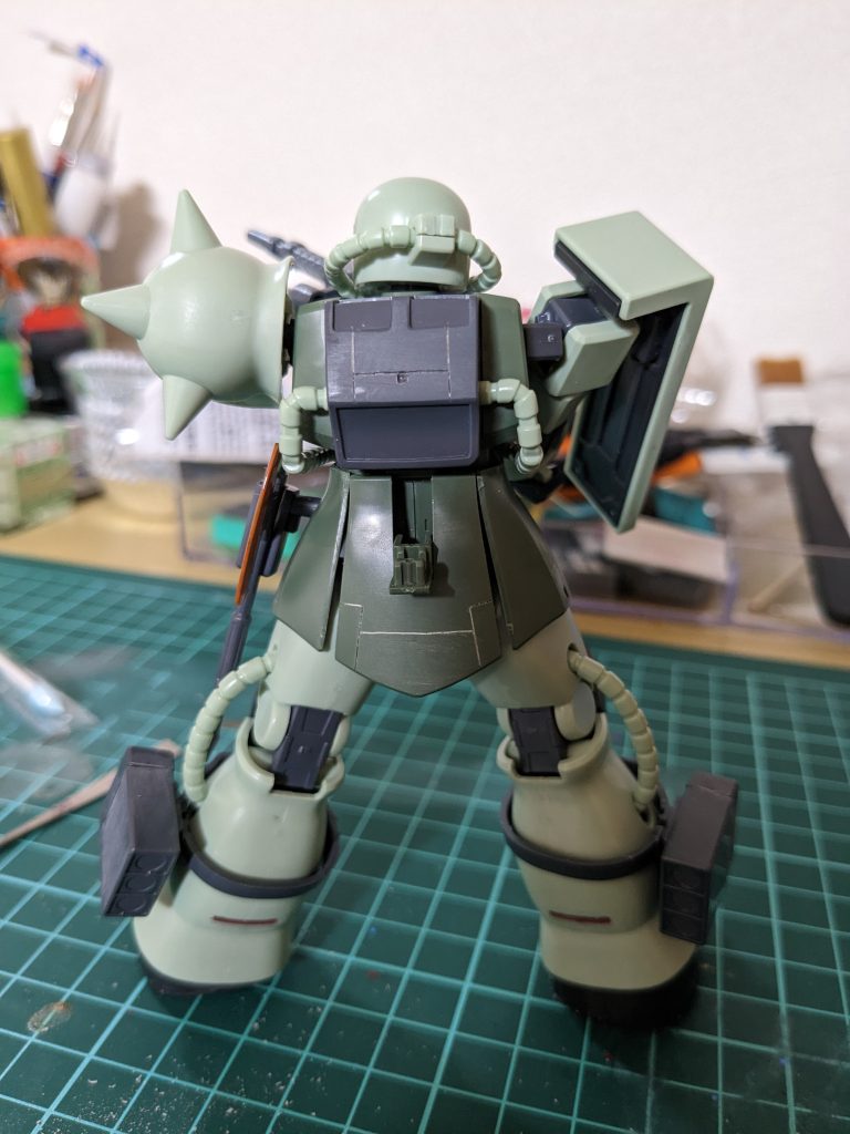 スカート部、ランドセルにスジボリ、マイナスモールド。脚部にマイナスモールドを追加しました。