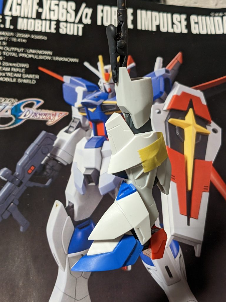 その２ドレッドノートの脚部丸々上下にわけて、削って仮付け。隙間と段差がでかいので、膝下に黒い・・・バルバトスのバックパックがジャンク化してたのでそこから切り出した三角をぺたり。膝周りはインパルス側のパーツラインとマッチしたので削って関節とすり合わせしただけですがいい感じ。脛の青いのはドレッドノートの肩の一部です。カカトが赤いのはインパルスのパーツだからですね。