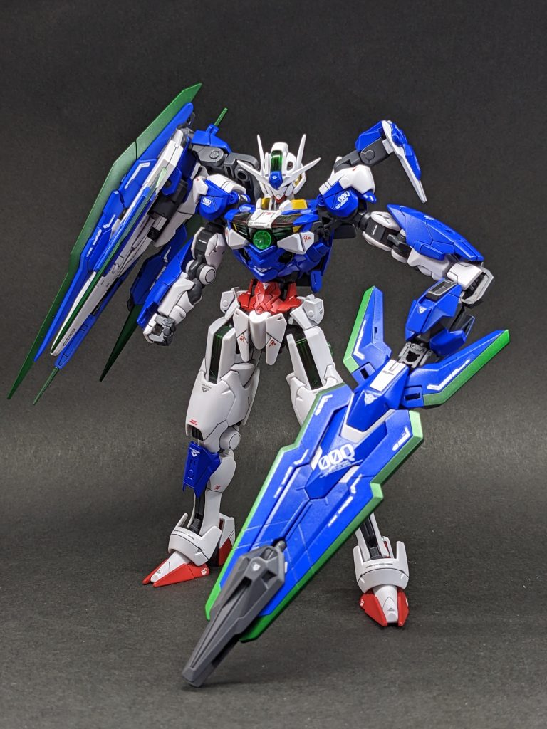 エスカッシャン〈バスターソード〉エスカッシャンとビームライフルを組み合わせる事で大型の武器に変形可能。GNソードVの機構をイメージ