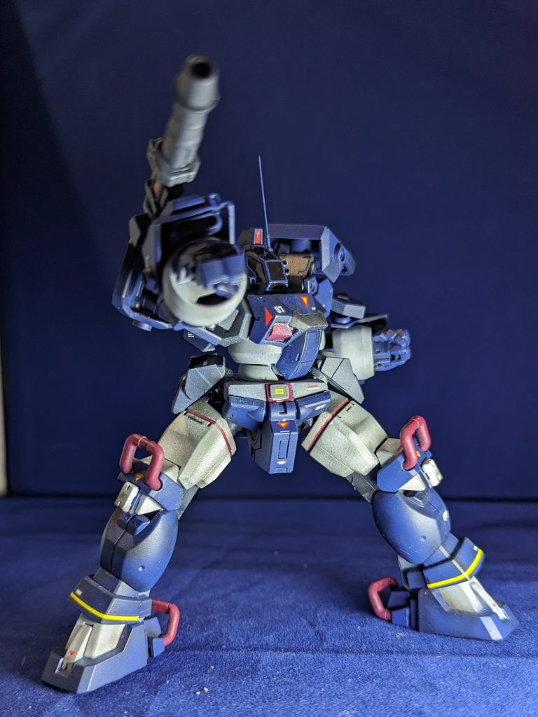 アームビームガン、敵機の脚や腕に当たっただけで本体が爆散するレベルの異常な火力を誇る主力兵装です。