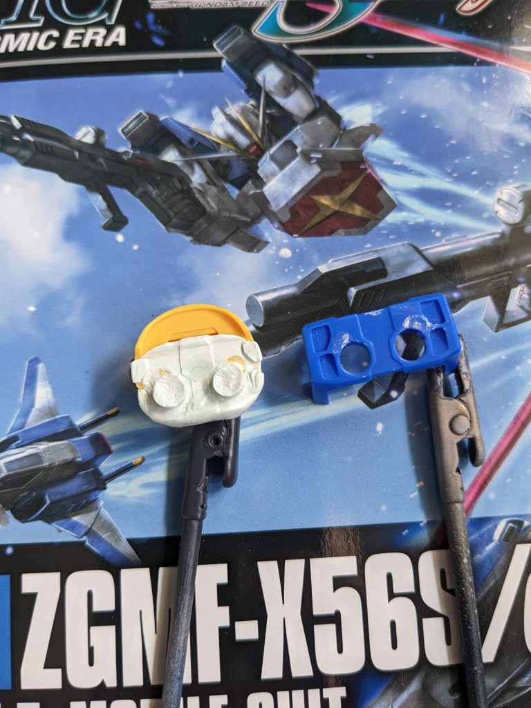 その３バックパック基部取り付け接着剤を使うには微妙な角度のスキマがあくこと、表面形状的に強度が期待出来なさそうだったのでここはパテを使ってます。パテを押し付けて型取りし、剥がして塗装すれば渋みが増すだろうと。インパルス側のインナーパーツを少し削って、基部側のパテが差し込まれるようにしました。パテといえば、固まれば接着にも使える代物ですが、以前、パテを貼り付ける側に離型剤としてメンソレータムを使うと剥がせるので良いと見たので試したのがこれです。１日硬化を待ってみましたが、段差も難なくベリベリ剥がせました。パテはあんまり使いませんが、こういうのも面白いですね。全体的な反省点として、ベースキットはフリーダムでよかったのでは？とか、ドラグーンのスラスターが再現出来なかったところとか、白ムツカシイネ〜とか、塗装後のスミ入れムツカシイネ～とかでしょうか。課題は多い。