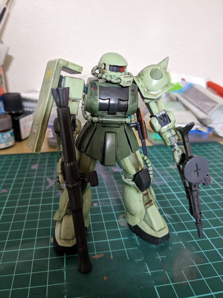 ヤスリがけの処理が甘く、汚し塗装時に偏りがでてしまいました。かなり焦りましたが、リアルタッチマーカーグレー3、グリーン、ブラウンをぼかしまくり、チタンシルバーのドライブラシで歴戦の擦れ傷？という程で仕上げました。