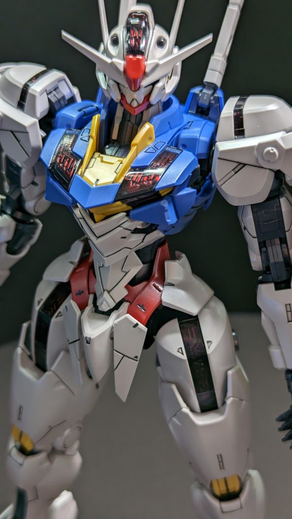 UVライトを当てないときは赤（もともとのメッキ）です。