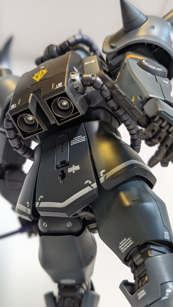 下地は黒。メインカラーは薄いグレー&濃いグレー。バックパックや胸部アーマー等の一部に大好きな黒鉄色を採用。ラインはシルバー+白、マスキングとか頑張ったのにつや消ししたらただの灰色や…(涙)