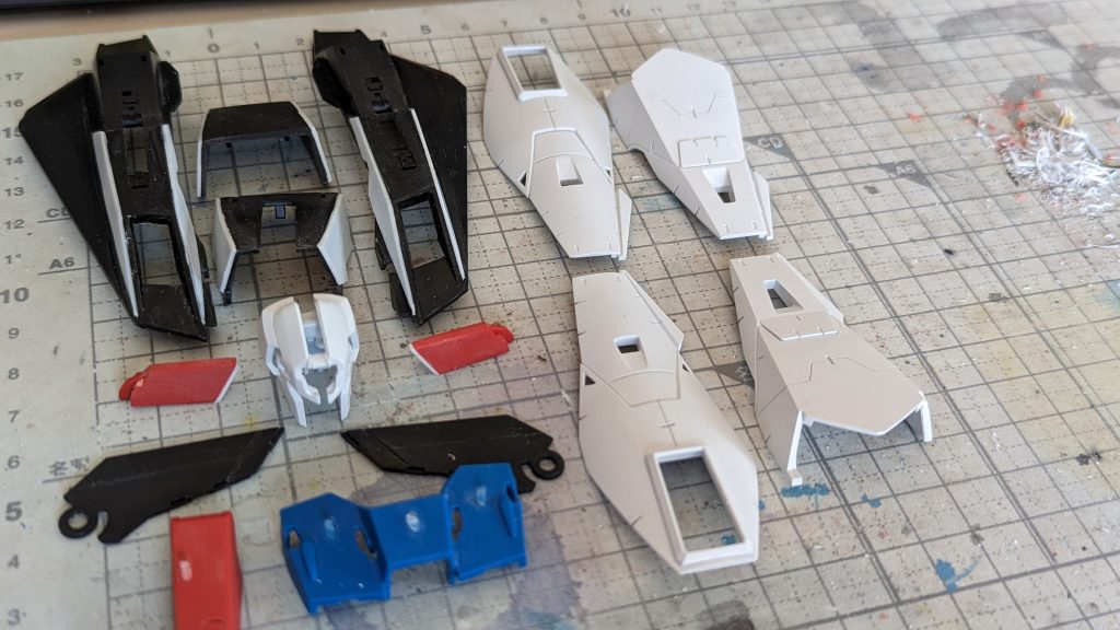 さて制作ですが、最近の MG ましては Ver.Ka となると手を入れる部分なんて素人の俺には殆ど思い浮かばないのですが。模型製作復帰2作目に初代 MG Z ガンダムを組んだ時に「そうか Ver.Ka が出るんだ…」とは知っていたので、こちらも持てるスキルを全部載っけてみようというアレで作ってみました。・整備パネルを妄想した結果のスジボリ追加・フライングアーマーへの若干の形状変更・初代 MG 余剰部品の追加