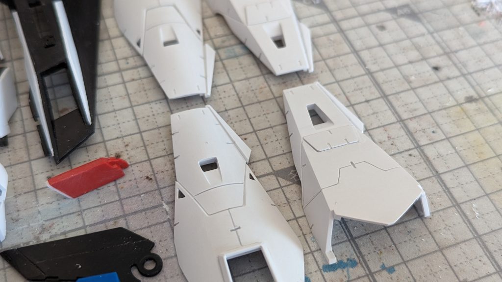 スジボリ追加してみたものの、まだまだ全然修行中の身なのでキレイには彫れませんでしたが、まぁまぁ煩くなった（≒情報量がアップした）とは思いますｗというか Ver.Ka でモールドが若干控えめだと思われる理由は、デカールを貼ると逆に判るんですが。