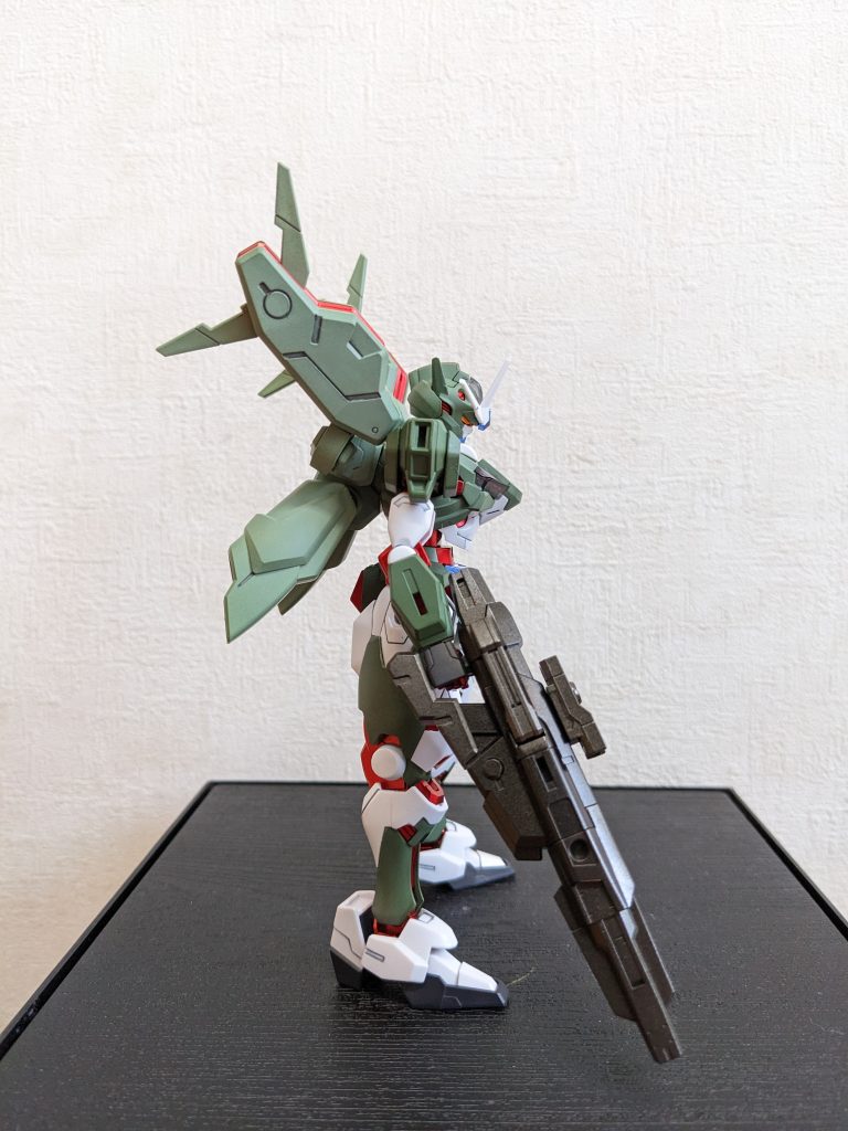 右側面ライフルはメタブラックで。あと、両手持ちパーツも一応塗りましたが、本体の塗装が剝げるとヤなので結局使用せず😅