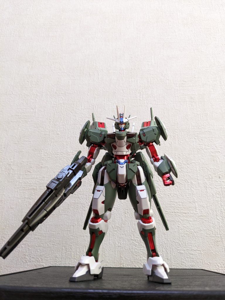 正面(以下、ザックリとコンセプトを)まず、暴力マシーン=兵器という非常に安直な発想😅から、ミリタリー感出すために青をダークグリーンに変更。関節とかのフレームは最初「兵器ならガンメタかぁ❓」くらいに、これまた安直に考えてましたが、「ありきたりだよなぁ・・・🤔」とアレコレ思案してたら、「暴力→憤怒、炎、そして、血💦→赤!」と閃き💡、全体イメージが固まりました😄完成してみたら、「緑と赤の配色がアマゾンライダーっぽいかな❓」とも思いました。流石に赤のマダラ模様までは書きませんが😅