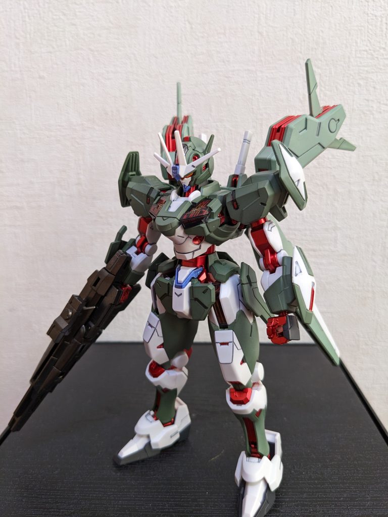 左斜め元々白の箇所もマスキングしてダークグリーン追加(調子に乗ってヘルメット部分まで😅)。テクはともかく、アレンジのアイデアはなかなかのモンじゃないスか❓