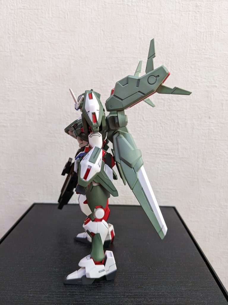 左側面写真だとほとんど差が分かりませんが😅、グリーンは一応、本体はザクダークグリーン、バックパックはザクライトグリーンと、部位ごとに色を分けてます。肩のガンビットも細かく塗り分けちゃいました😆