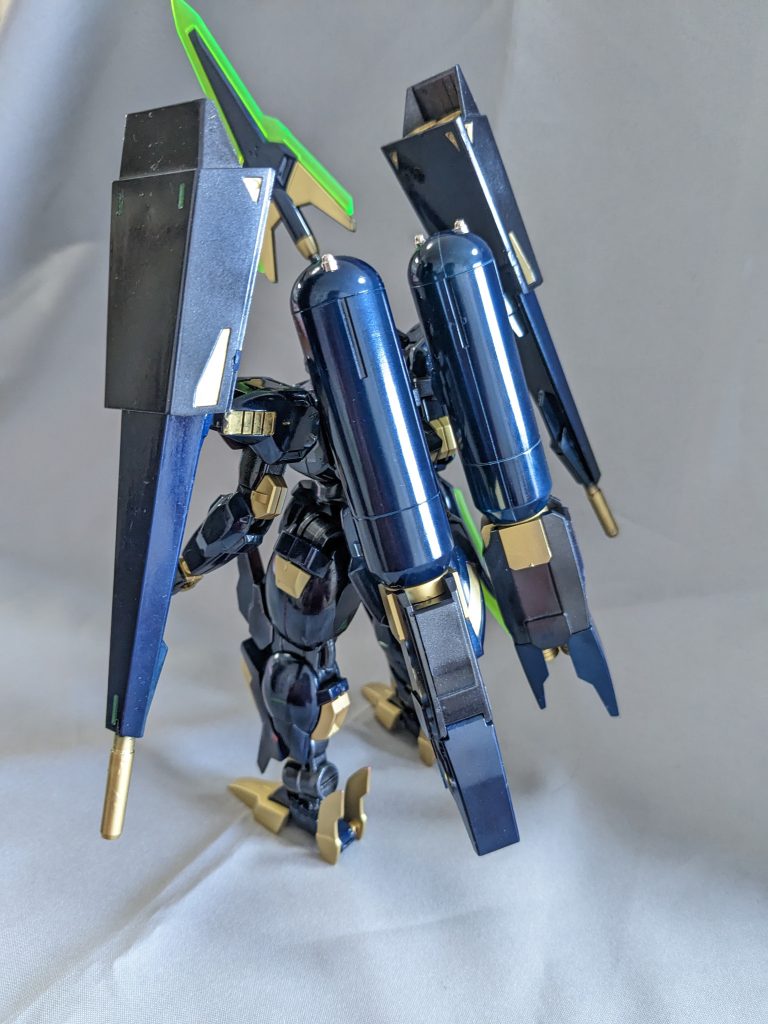 GUNDARM仕様でバックパックと肩は自立機動可能な兵装。背中のプロペラントはスラスター付きのGUND-ARMで、自律飛行しながら、先端に2門ずつ備える砲塔より貫通力の高いビームを撃つような設定ですきっと。名前はインドラ。肩に付いてるのはやはりスラスター付きのシールド兼ビーム砲、ルドラ。全てのスラスターの向きを揃え異常なほどの推力を産み出し戦場へ強襲。