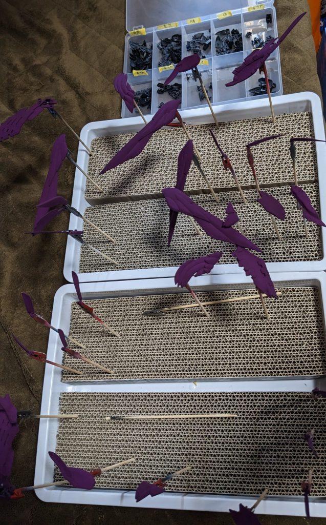 最初に、ランナー状態で全てのパーツを黒サフを吹き付け部位毎にパーツを分けその後、翼部分から順次塗装