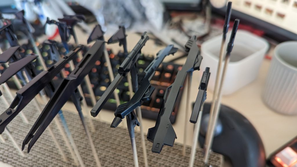 して塗装ですが、最近ハマってるグラデーション塗装で基本的に塗っております…おりますが、困るのは【黒】指定の部品なんですよね。黒を黒として塗ってしまうとグラデーションもクソも無くなってしまうので【凄く暗い○○色】みたいなのを基準に下地色を置いたりグラデを掛けてたりします。あとは表層近くに置くパールの色を変えたりとかで一辺倒にならないように心がけてはおります。というかですね。【黒立ち上げ】って言葉があったりソレで堂々と塗って動画公開してる【銀盾持ち】の方とか結構見かけるのですが。動画で拝見する限りだと、黒下地で塗ってるから変に沢山の層を重ねないと色が出なかったり、色が出てるにしても「ソレほんとに出したかった色なの？」とかいう印象を受けます。そんな話は適度にさておき、今回の塗装で更に気がついた事があるので、次作以降はその点にも気をつけて作っていこうかな…と思いつつ、ひとまず完成としました。実は一部塗装を失敗してたりもするので、出来るならもう1回買って再度頑張ってみたい…