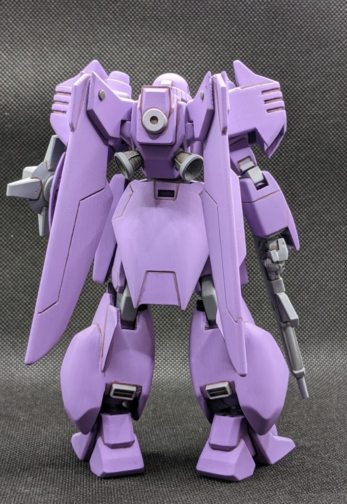 背面。今回は「1/100旧キットのストレート組と並べられるモノ」にする事を想定し、あえてアニメ作画で描かれるプレーンな構成以上にはディティールを入れない様にしています。