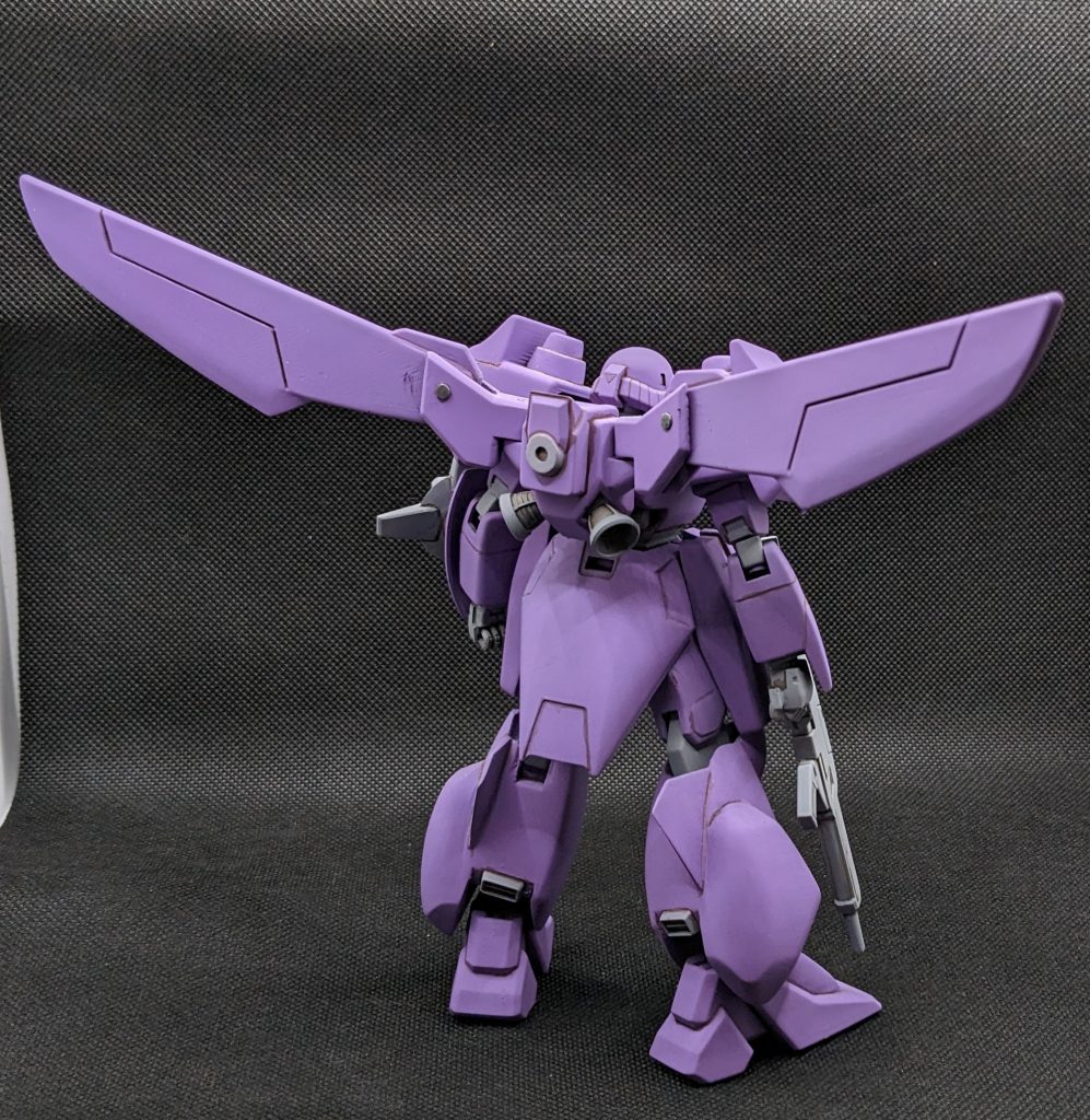 軽量プラパーツの恩恵で、羽根を大きく広げた状態でも楽々自立可能です。